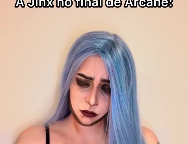 Gabzuski, caracterizada de Jinx, de Arcane, corta a peruca azul