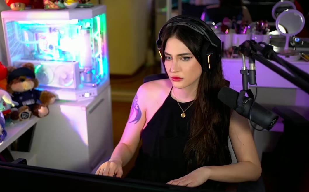 Gabzuski de headset no setup, ao piano, numa live de setembro de 2026