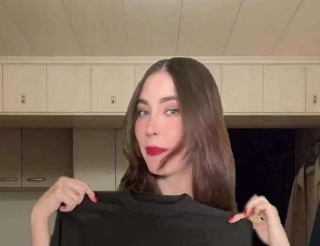 Gabzuski mostra a peça preta do look num arrume-se comigo