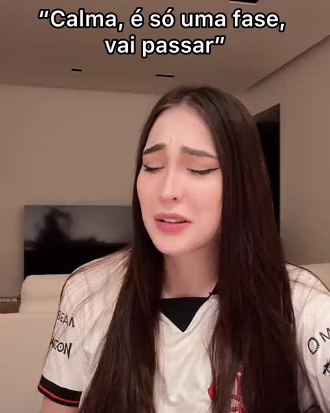 Gabzuski, de camisa de jogo, chora de rir num reel de humor