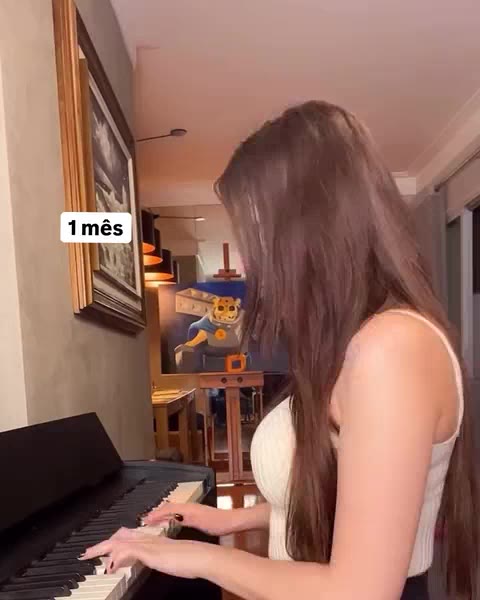 Gabzuski ao piano, acenando para a câmera