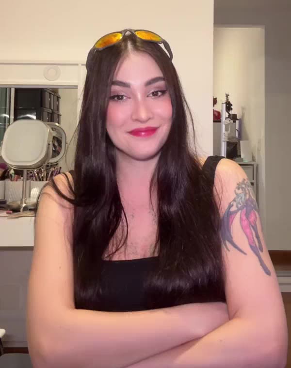 Gabzuski, de óculos no cabelo e braços cruzados, entra numa trend de humor