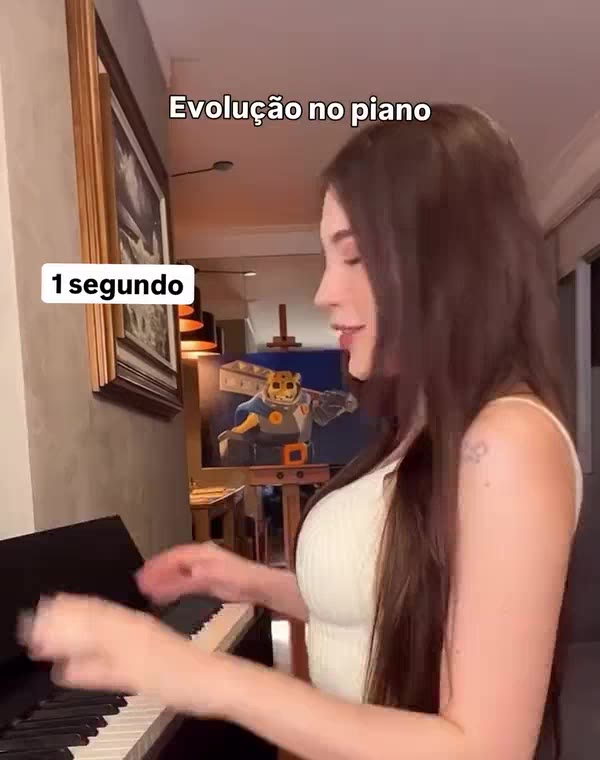 Gabzuski toca piano na sala e olha para a câmera